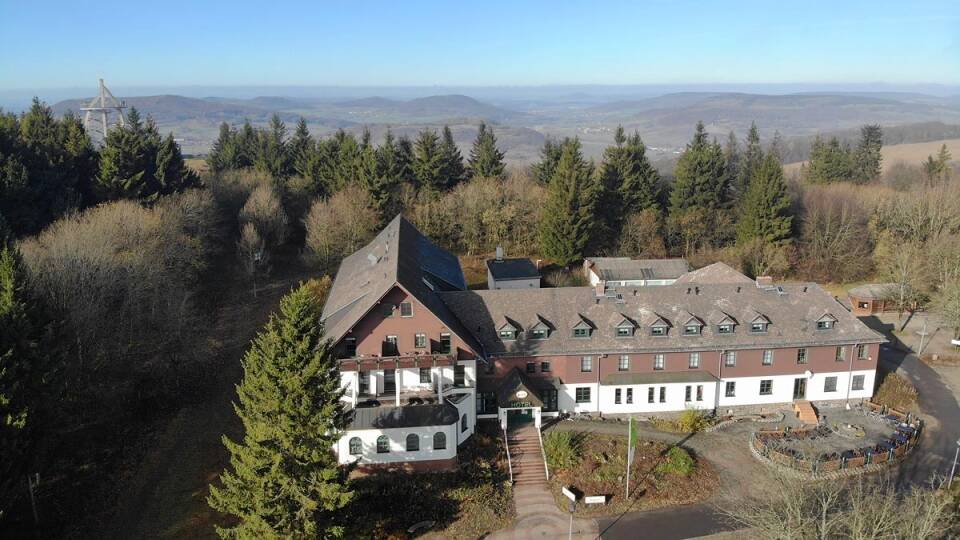 Das PRIMA Hotel Eisenacher Haus liegt malerisch und romantisch auf einem Hügel, in einer wunderschönen unbewohnten Gegend, die eine besondere Ruhe bietet.