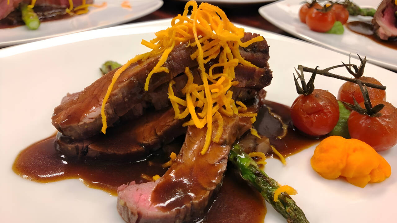 I hotellets restaurang erbjuds läcker mat och traditionell husmanskost lagad från grunden.