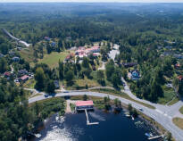 På Hindåsgården Hotel & Spa möts ni av en lugn och avkopplande miljö med sjön och skogen som närmsta granne.