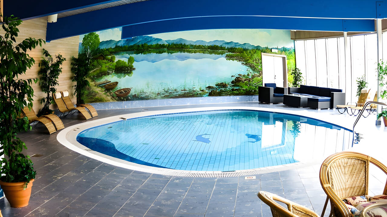 Vårda både kropp och själ, ta ett dopp i den inbjudande poolen och beställ dricka från poolbaren.