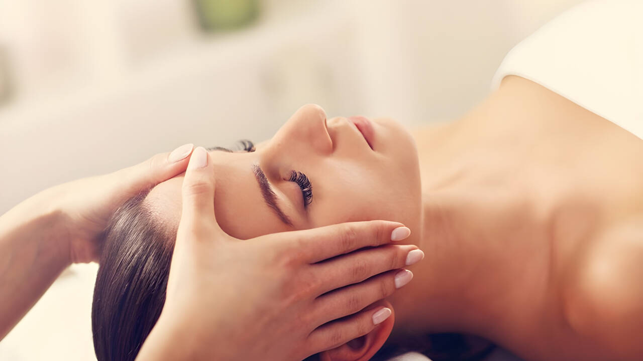 Slapp av i hotellets spa-område som heter ’Skogens Kilde’, Skjem dere bort med massasje eller spa-behandling.
