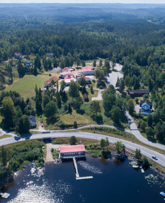 På Hindåsgården Hotel & Spa venter en varmt og avslappende atmosfære, med skogen som nærmeste nabo.