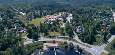 På Hindåsgården Hotel & Spa venter et varmt og afslappende miljø, og her er skoven jeres nærmeste nabo.