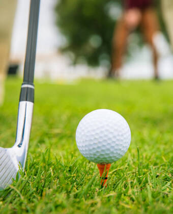 Spill en runde golf ved Hulta Bollebygd GK, som ligger i kort bilavstand fra hotellet.