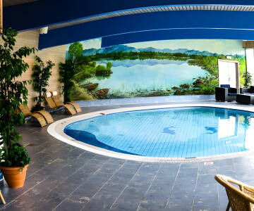 Verwöhnen Sie Körper und Seele mit einem Sprung in den einladenden Pool und bestellen Sie Getränke an der Poolbar.