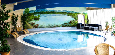 Verwöhnen Sie Körper und Seele mit einem Sprung in den einladenden Pool und bestellen Sie Getränke an der Poolbar.