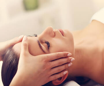 Entspannen Sie im hoteleigenen Wellnessbereich und gönnen Sie sich maximale Erholung bei einer Massage oder Wellnessanwendung.