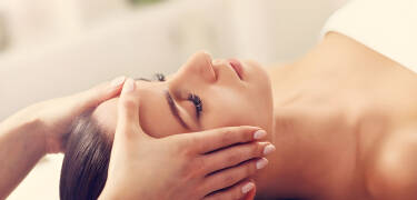 Entspannen Sie im hoteleigenen Wellnessbereich und gönnen Sie sich maximale Erholung bei einer Massage oder Wellnessanwendung.