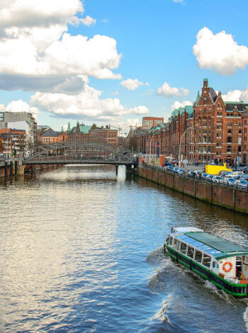 Die berühmten Speicherstadt-Kanäle und Backsteinlagerhäuser sind nur eine kurze Fahrt entfernt.