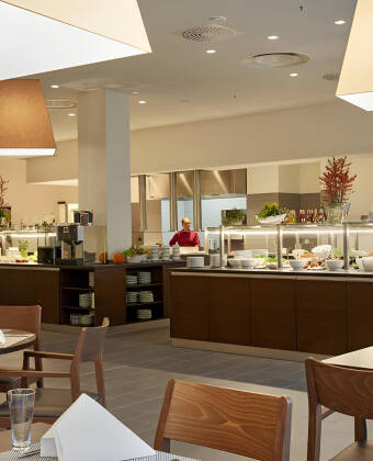 En generös frukost serveras och du får 10 % rabatt på utvalda restauranger.