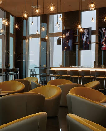 Enjoy an aperitif and the view of the city at "BAR 11" on the eleventh floor of the building.