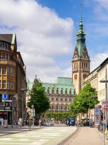 Besuchen Sie das historische Hamburger Rathaus, die berühmte St.-Michaelis-Kirche und kulturelle Highlights wie die Hamburger Kunsthalle.