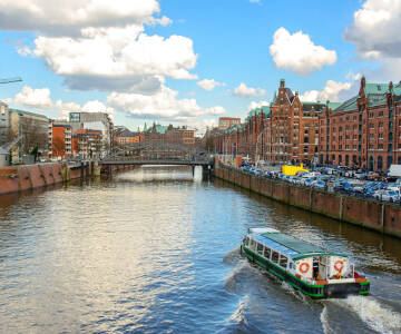 De berömda kanalerna och tegelvaruhusen i Speicherstadt ligger bara en kort resa bort.