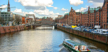 De berømte Speicherstadt- kanaler og murstenslagre ligger kun en kort rejse væk.