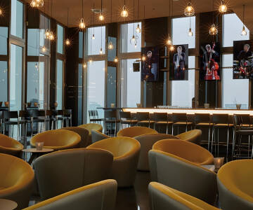 Nyt en aperitiff og utsikten over byen på «BAR 11» i ellevte etasje i bygningen.