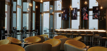 Genießen Sie einen Aperitif und den Blick auf die Stadt in der „BAR 11” im elften Stock des Gebäudes.