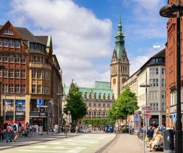 Besøk det historiske Hamburg Rathaus, den ikoniske St. Michaels kirke og kulturelle høydepunkter som Hamburger Kunsthalle.