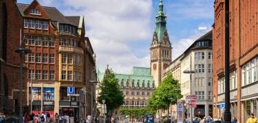 Besøg det historiske Hamborg Rathaus, den ikoniske St. Michaels Kirke og kulturelle højdepunkter som Hamburger Kunsthalle.