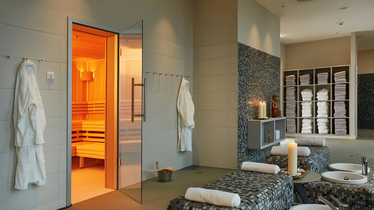 Nach einem Tag in der Stadt bieten das Spa und die Sauna einen ruhigen Ort zum Entspannen.
