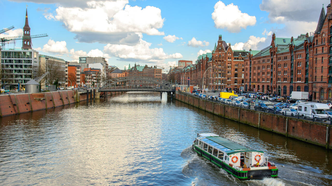 De berømte Speicherstadt- kanaler og murstenslagre ligger kun en kort rejse væk.