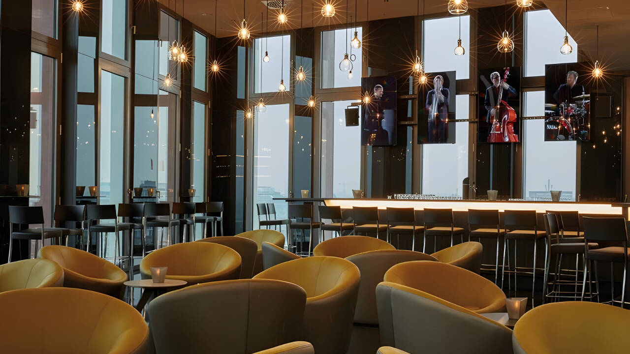 Nyd en aperitif og udsigten over byen i "BAR 11" på bygningens ellevte etage.