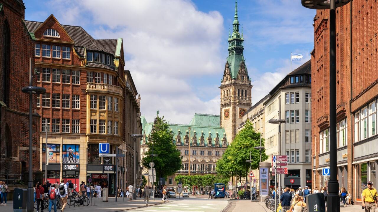 Besøg det historiske Hamborg Rathaus, den ikoniske St. Michaels Kirke og kulturelle højdepunkter som Hamburger Kunsthalle.