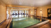 Nach einem ereignisreichen Tag können Sie im hoteleigenen Wellnessbereich mit zwei Innenpools, Sauna, Dampfbad und Ruheraum entspannen.
