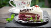 Genießen Sie ein köstliches Stück Schwarzwalder-Kuchen oder probieren Sie den berühmten Schwarzwalder-Speck in der Pfau Bauernräucherei - beides im Aufenthalt inbegriffen!
