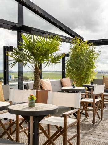 Njut av en drink i skybaren på taket och ta in den fantastiska panoramautsikten.