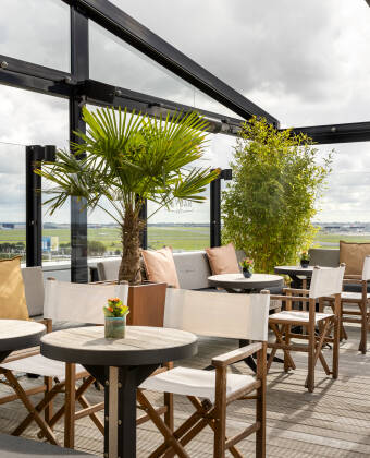 Genießen Sie einen Drink in der Skybar auf dem Dach und bewundern Sie den atemberaubenden Panoramablick.