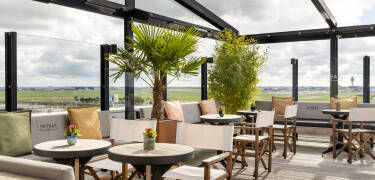 Genießen Sie einen Drink in der Skybar auf dem Dach und bewundern Sie den atemberaubenden Panoramablick.