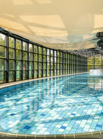 Koppla av i hotellets wellnessområde med bastu, ångbad och avslappnande massage.