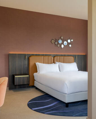 Die geräumigen Hotelzimmer sind die perfekte Wahl und bieten Modernität und Komfort.