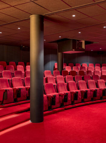 Corendon Amsterdam Schiphol Airport har en biograf på plats med filmvisningar.