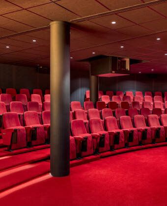Corendon Amsterdam Schiphol Airport verfügt über ein hauseigenes Kino mit Filmvorführungen.