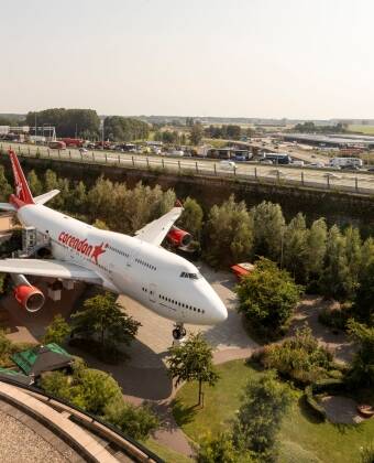 Hotellet viser et pensioneret KLM Boeing 747 fly, hvor der tilbydes guidede ture og en unik luftfartstema oplevelse.