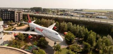 Das Hotel präsentiert eine stillgelegte KLM Boeing 747 und bietet Führungen sowie ein einzigartiges Erlebnis mit Luftfahrtthema.