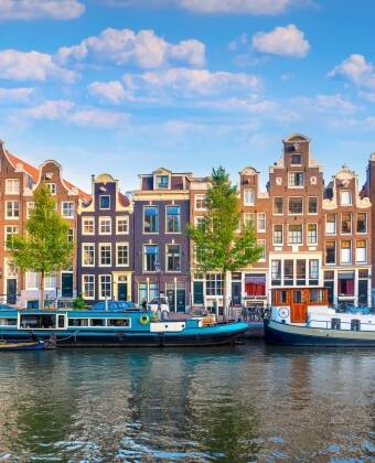 Entdecken Sie die Stadt Amsterdam mit ihren ikonischen Grachten, weltberühmten Museen und ihrer lebhaften Atmosphäre.