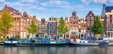Entdecken Sie die Stadt Amsterdam mit ihren ikonischen Grachten, weltberühmten Museen und ihrer lebhaften Atmosphäre.