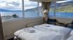 Alle værelser har en flot udsigt til hotellets have, bjergene eller fjorden.