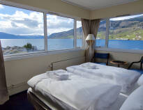 Alla rum har fin utsikt över hotellets trädgård, bergen eller fjorden.