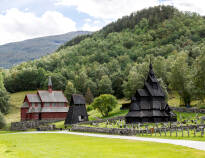 Kaupanger Stavkirke er et kulturelt højdepunkt i nærheden.
