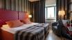 Hotellets flotte og hyggelige værelser giver jer komfortable rammer under opholdet i Sigtuna.