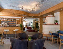 Hotellet er indrettet i en charmerende alpestil som giver en varm og indbydende atmosfære.