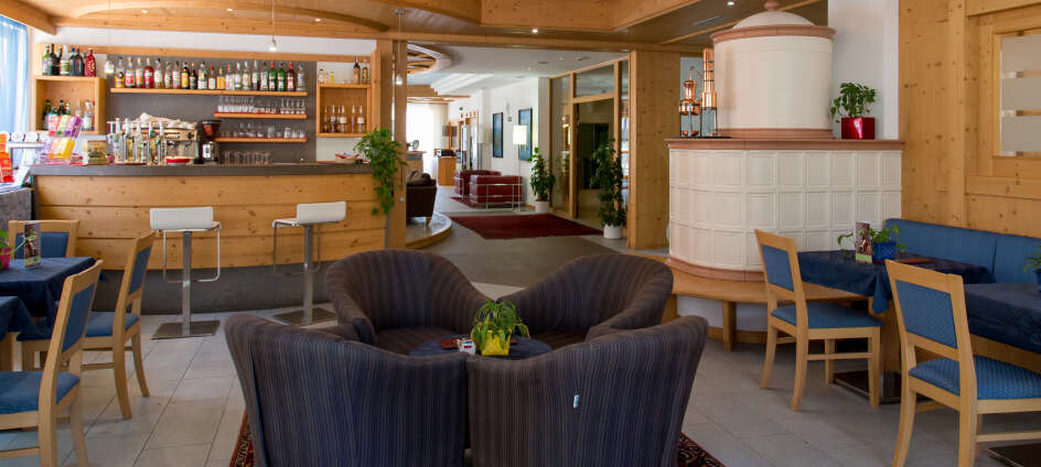 Das Hotel ist in einem charmanten alpenländischen Stil eingerichtet, was eine warme, einladende Atmosphäre hervorruft.