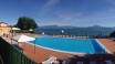 Ta ett dopp eller en simtur i hotellets utomhuspool som har en vackrer panoramautsikt