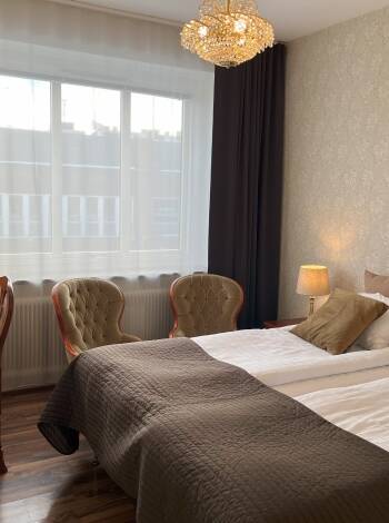 Slapp av på hotellets koselige rom og få ny energi på din miniferie.