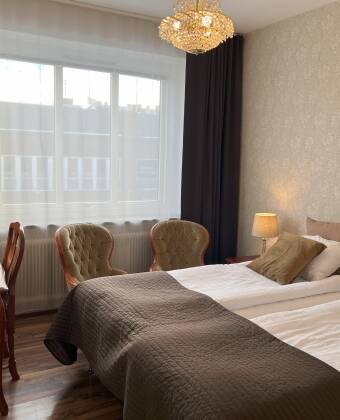 Koppla av i hotellets trivsamma rum och ladda batterierna under er vistelse.