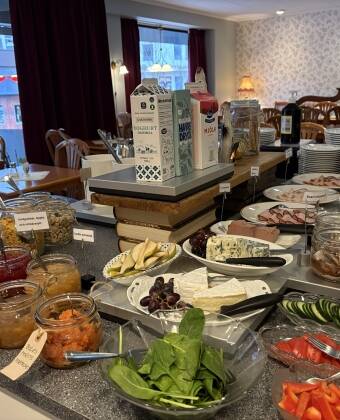 Hotell Bele har også en koselig kafé med hjemmelaget brød og deilig syltetøy.