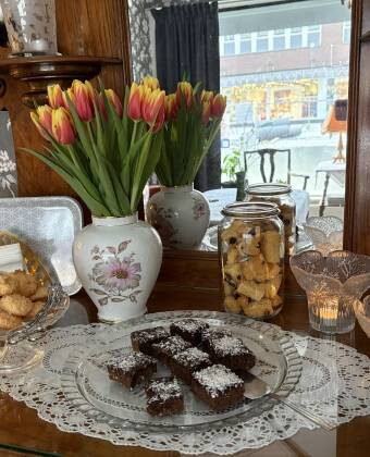 På eftermiddagarna bjuder hotellet på kaffe och te med hembakta småkakor och andra godsaker.